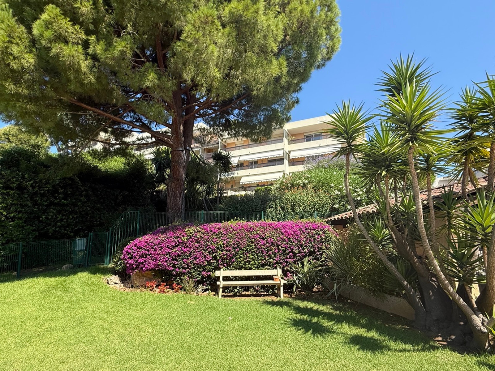 
                                                Vente
                                                 Antibes - Superbe appartement 3 pièce(s) 64m2 env Terrasse Piscine Garage Cave