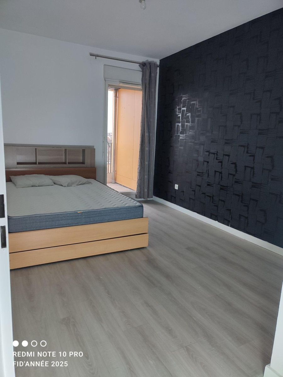 
                                                Location
                                                 Apparemment 2 pièces meublé avec commodités