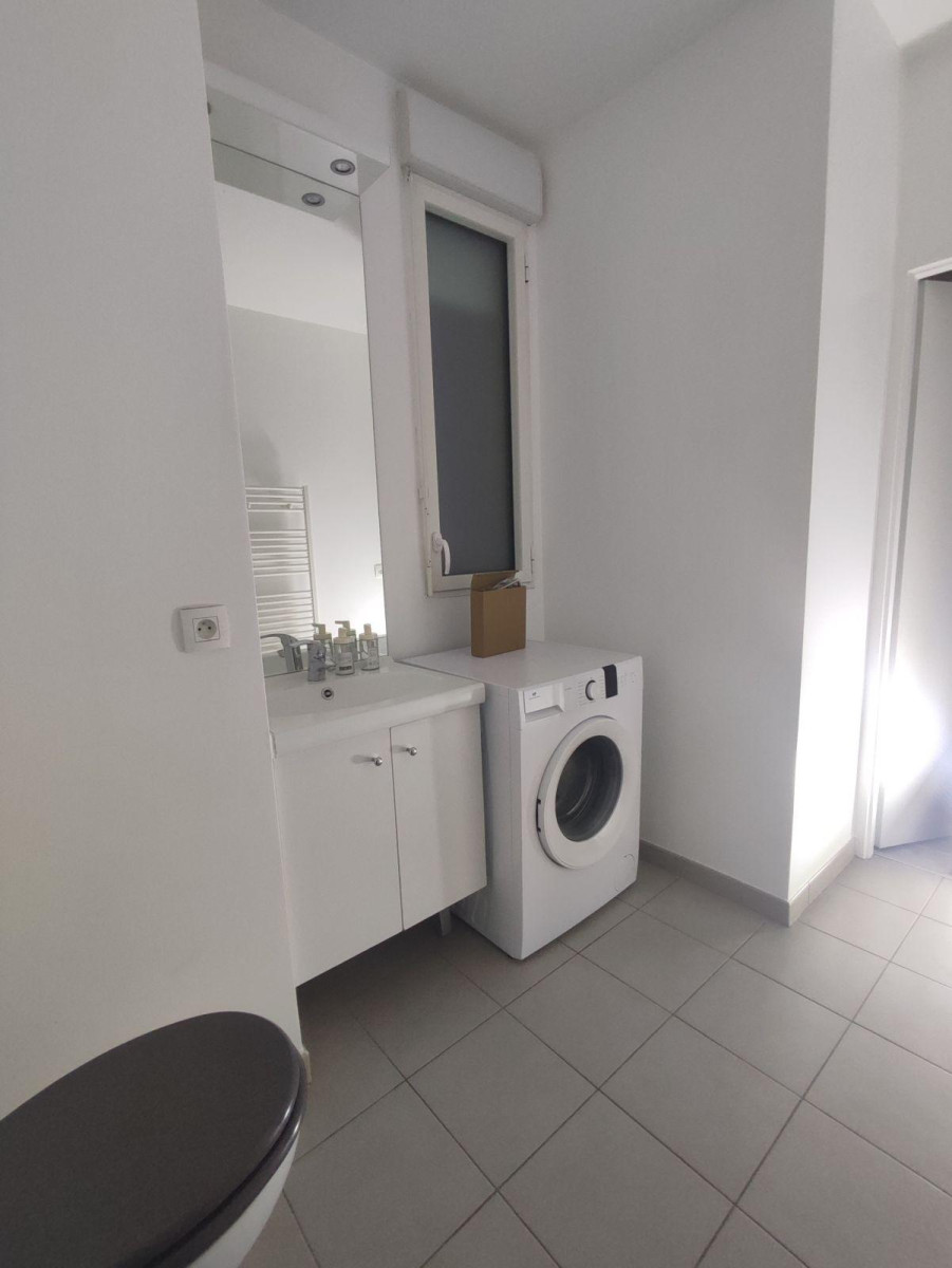 
                                                Location
                                                 Apparemment 2 pièces meublé avec commodités