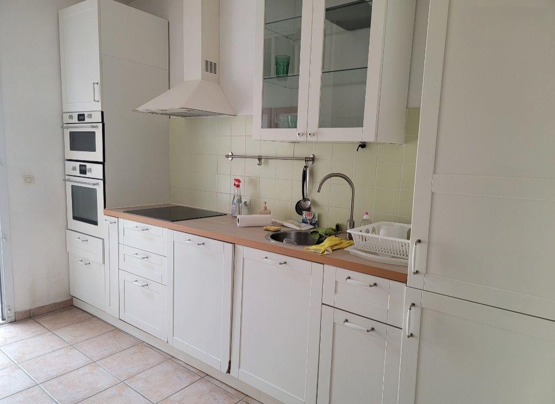 
                                                Location
                                                 Apparemment Bordeaux Bastide cour extérieure