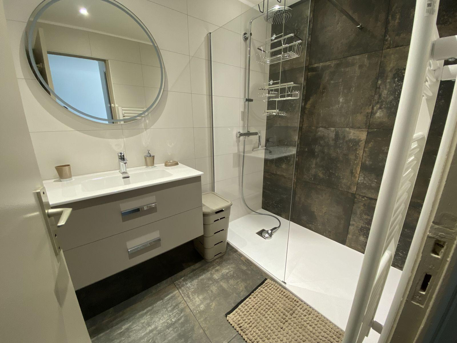 
                                                Location
                                                 Apparemment vue mer