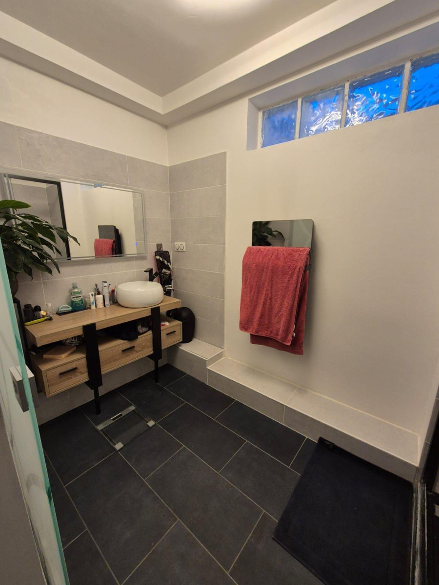 
                                                Location
                                                 Apparrtement 54m2 St mandé refait à neuf