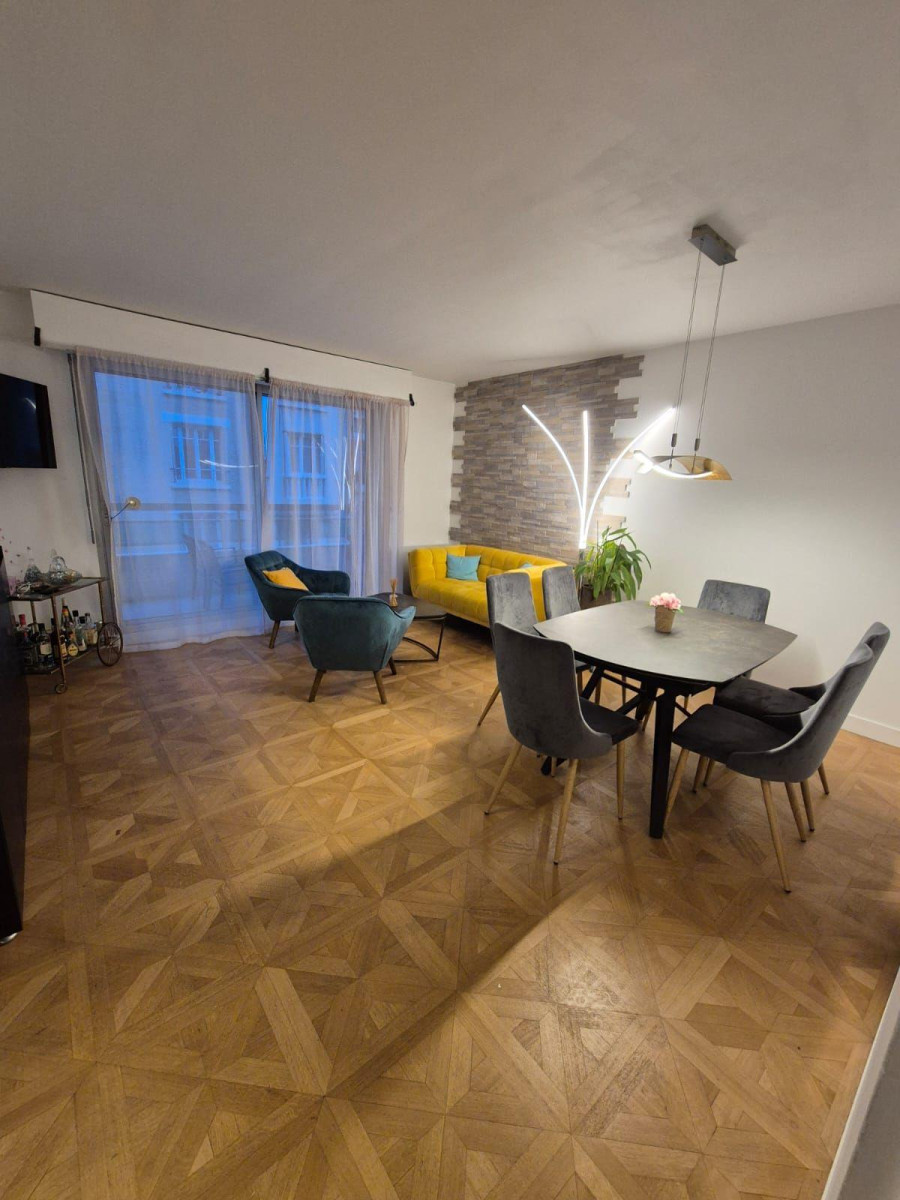 
                                                Location
                                                 Apparrtement 54m2 St mandé refait à neuf