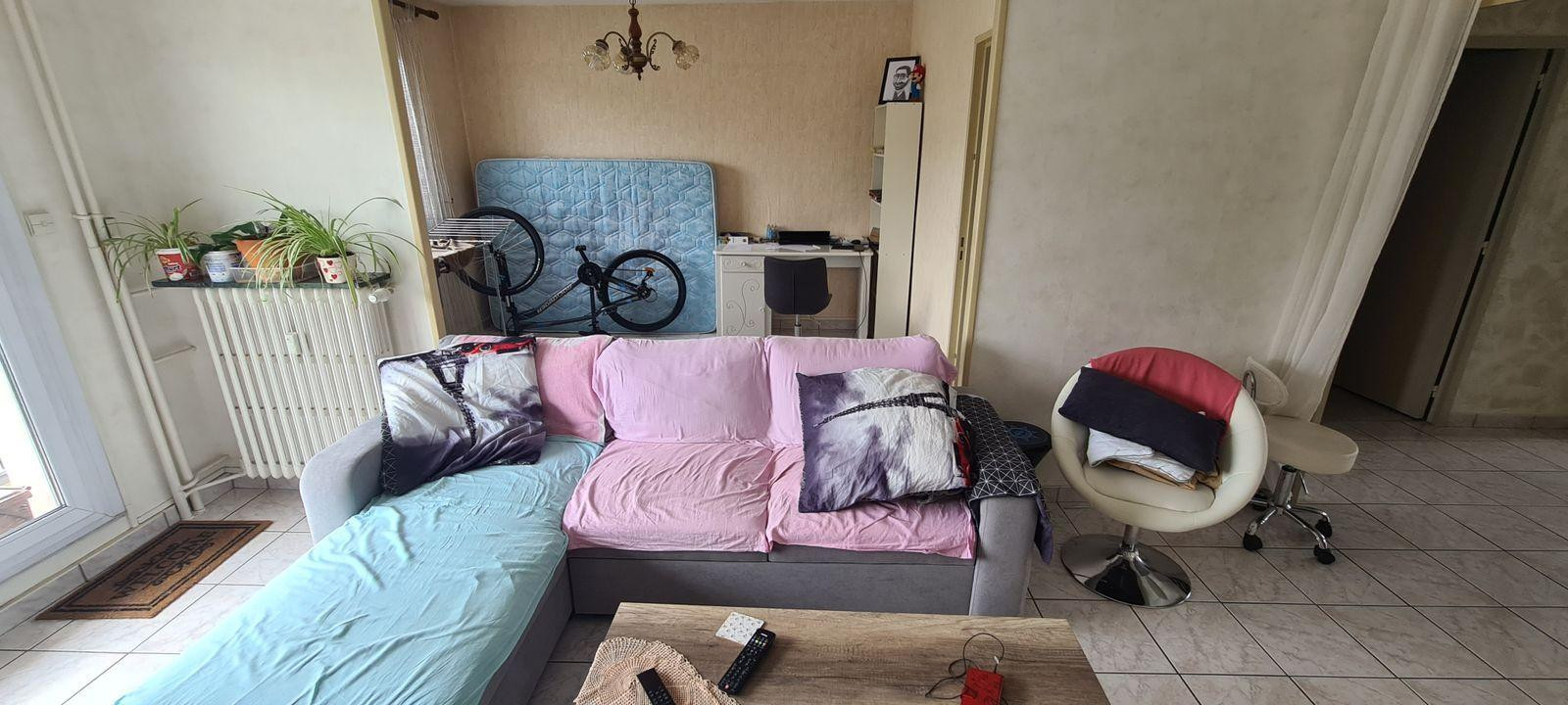 
                                                Location
                                                 Appart calme et très stratégiquement placé