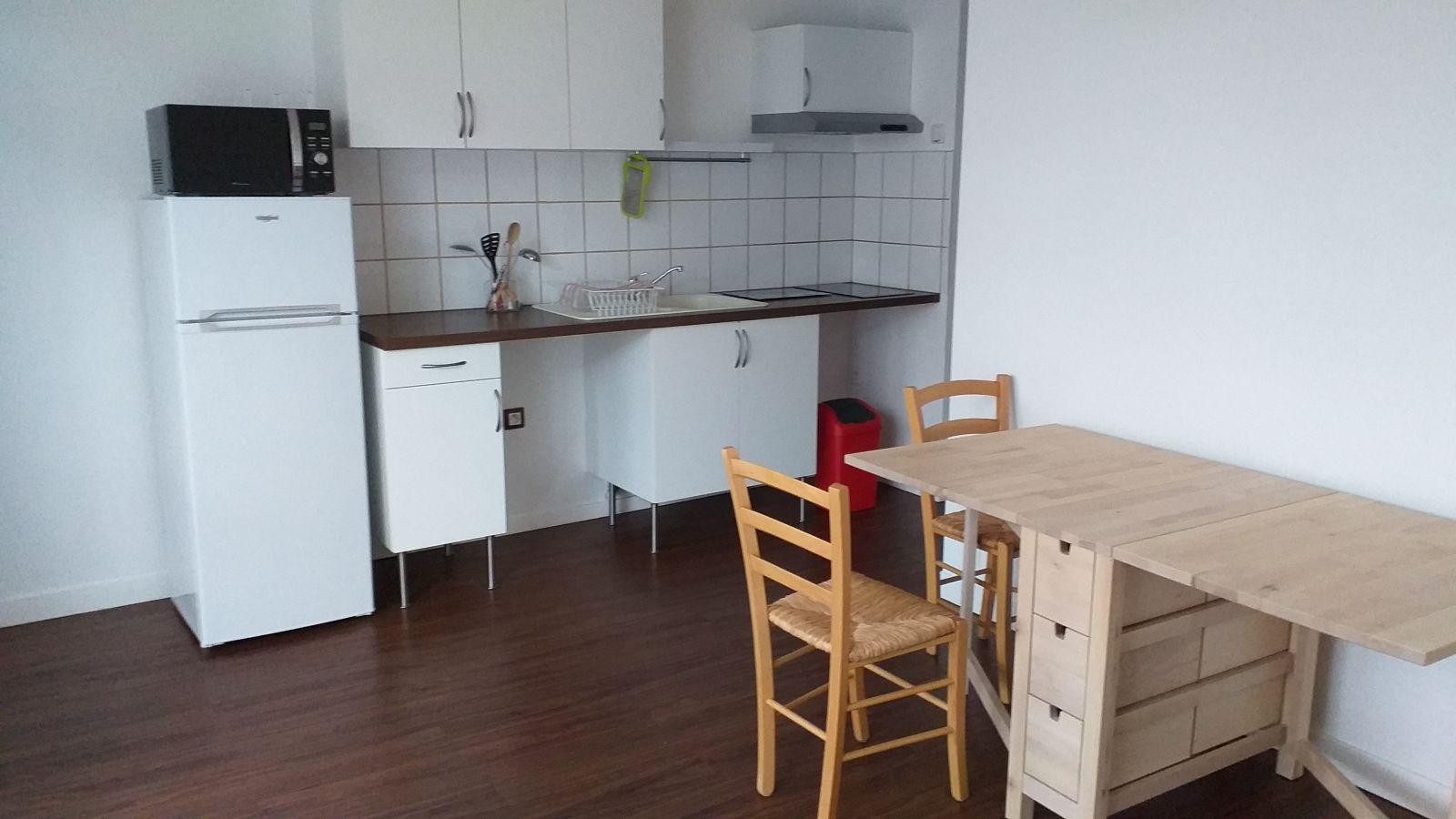 
                                                Location
                                                 Appart/maisonnette sous pin parasol très calme