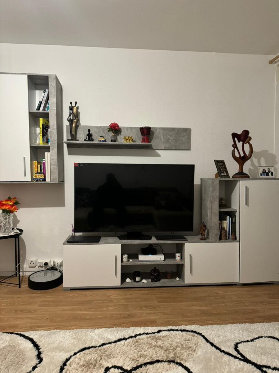 
                                                Colocation
                                                 Appart proche des transport Paris en 10 min