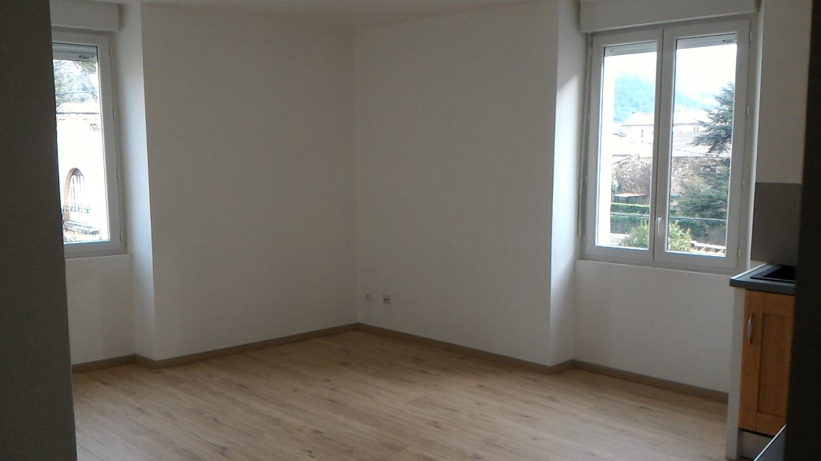 
                                                Location
                                                 Appart rénové climatisé possibilité de garage