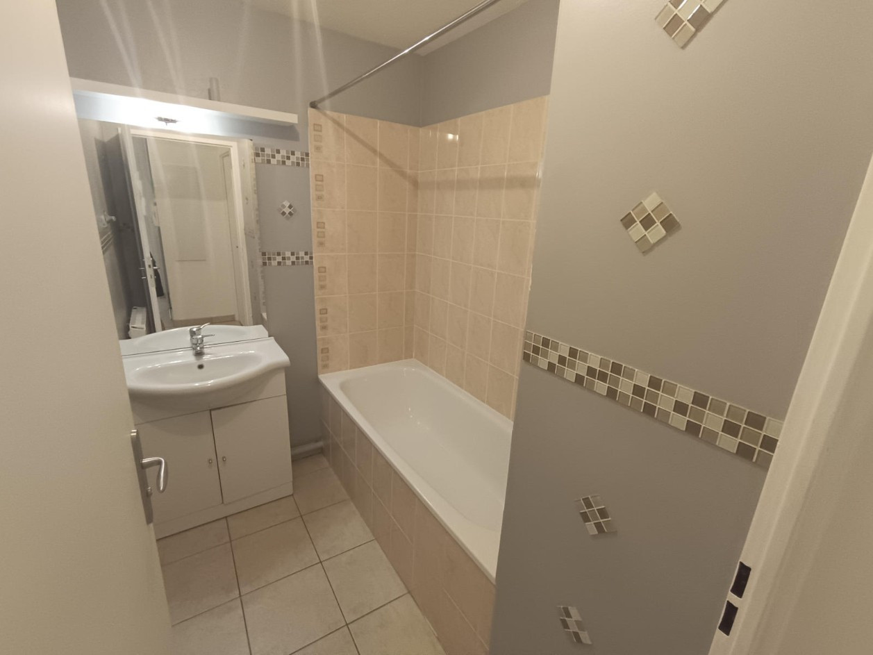 
                                                Location
                                                 Appartement 1 chambre bureau balcon parking