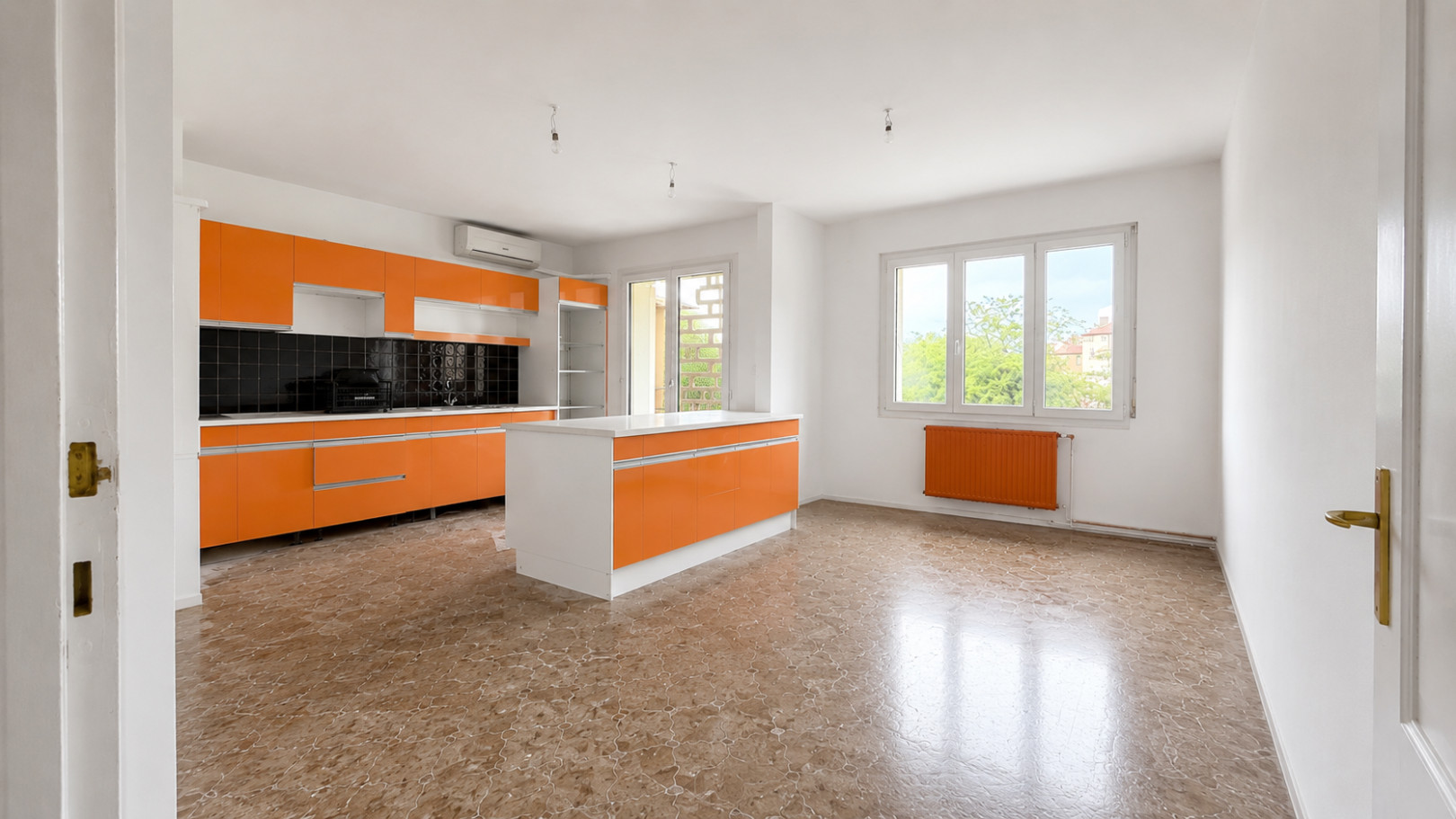 
                                                Vente
                                                 Appartement 101 m² traversant et lumineux
