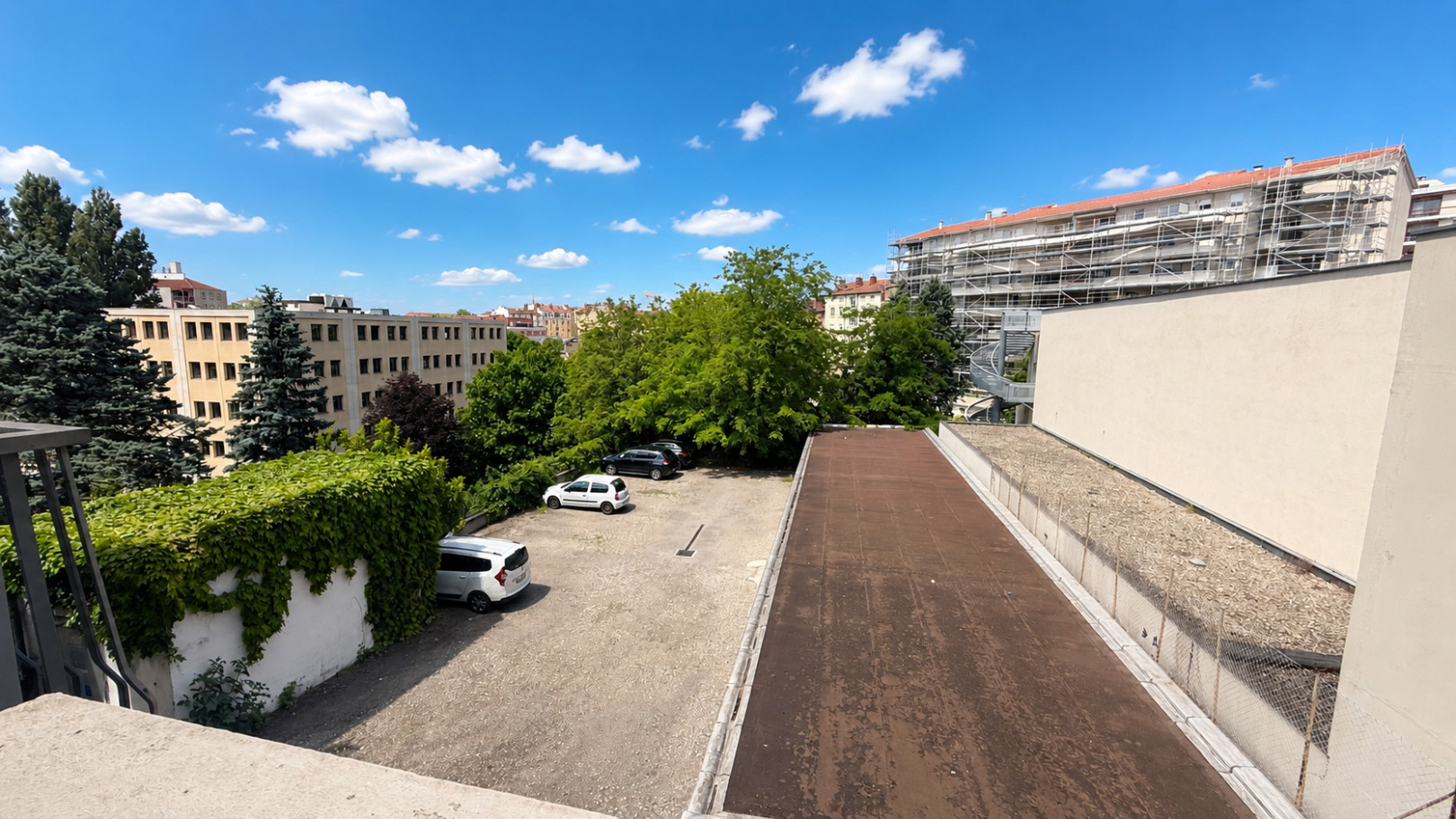 
                                                Vente
                                                 Appartement 101 m² traversant et lumineux