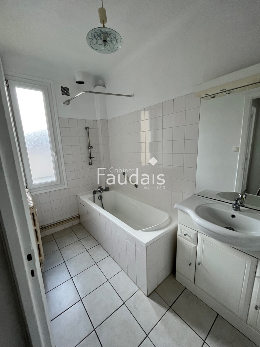 
                                                Vente
                                                 APPARTEMENT 1ER ETAGE EN CENTRE VILLE