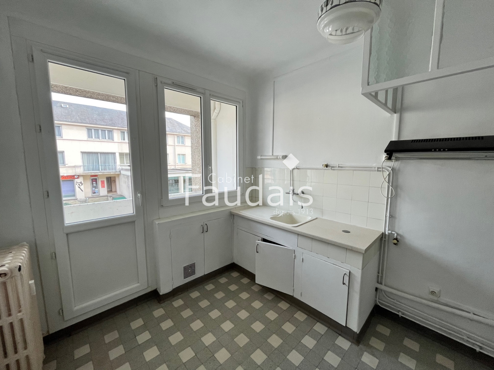 
                                                Vente
                                                 APPARTEMENT 1ER ETAGE EN CENTRE VILLE