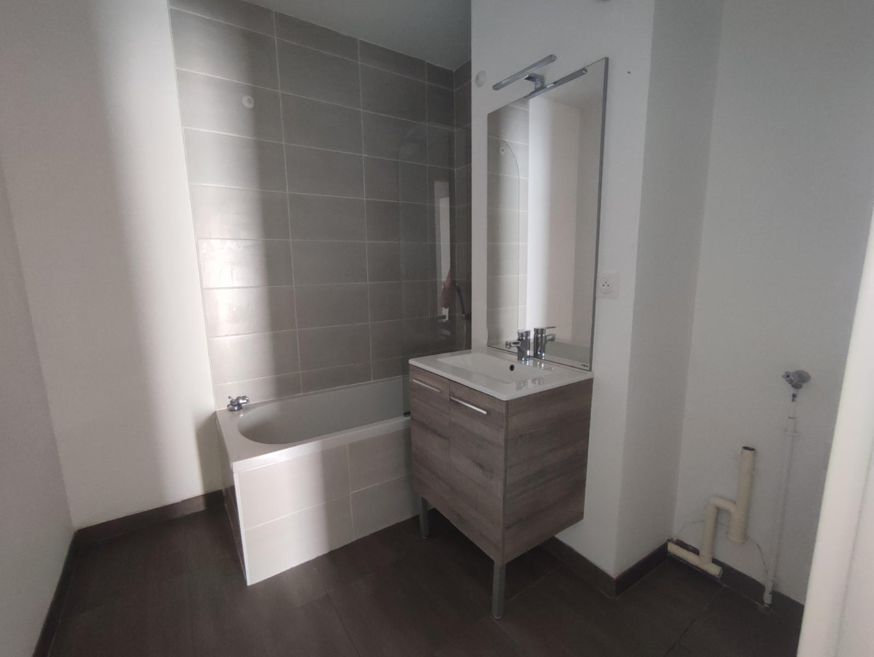 
                                                Location
                                                 Appartement 2 chambres, terrasse, parking privé