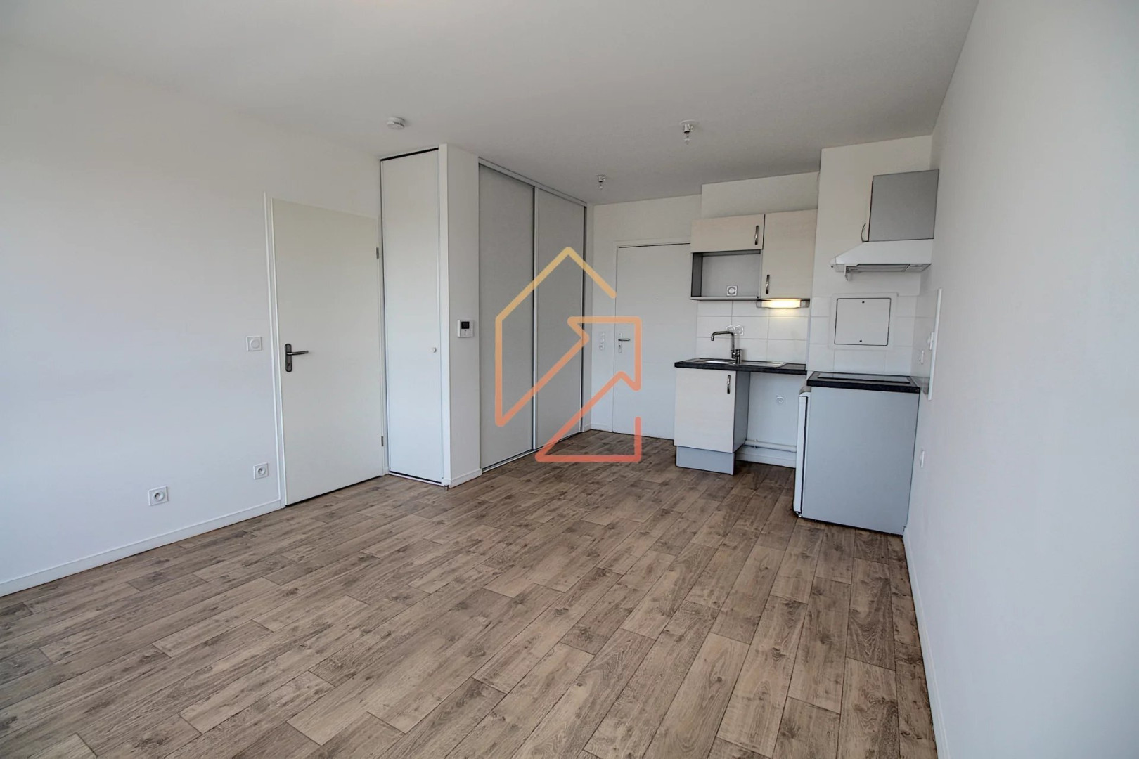 
                                                Location
                                                 Appartement 2 pièces 37m²  avec parking