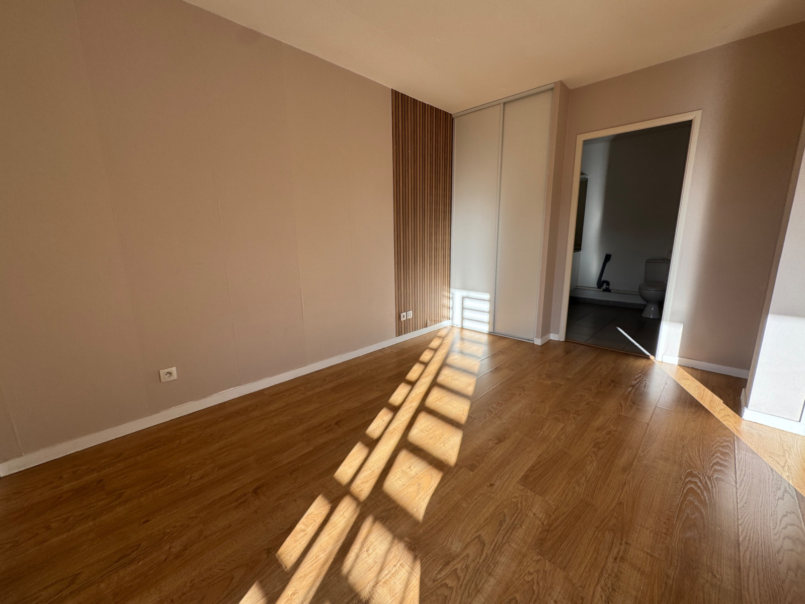 
                                                Vente
                                                 Appartement 2 pièces - 41m2 - Parking & Balcon