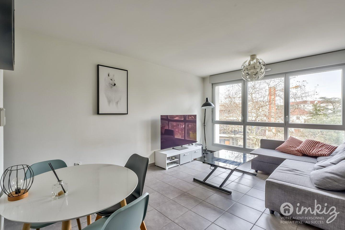 
                                                Vente
                                                 Appartement 2 pièces avec balcon sans vis à vis