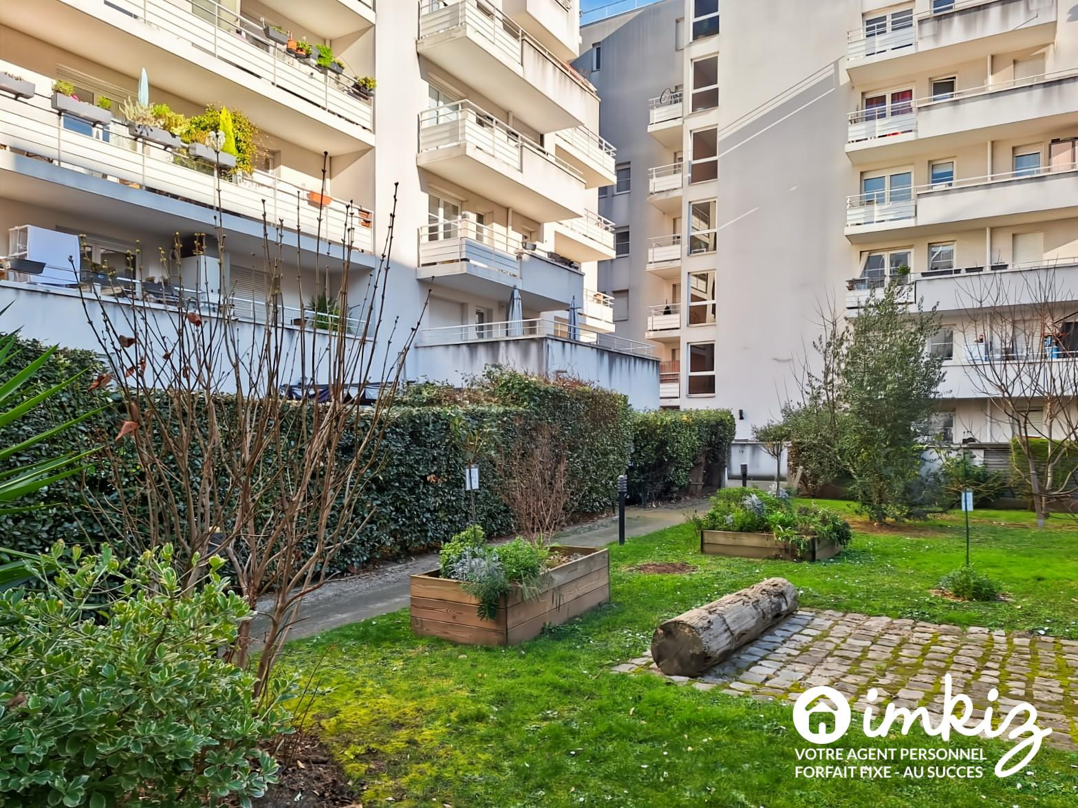 
                                                Vente
                                                 Appartement 2 pièces avec exterieur et parking