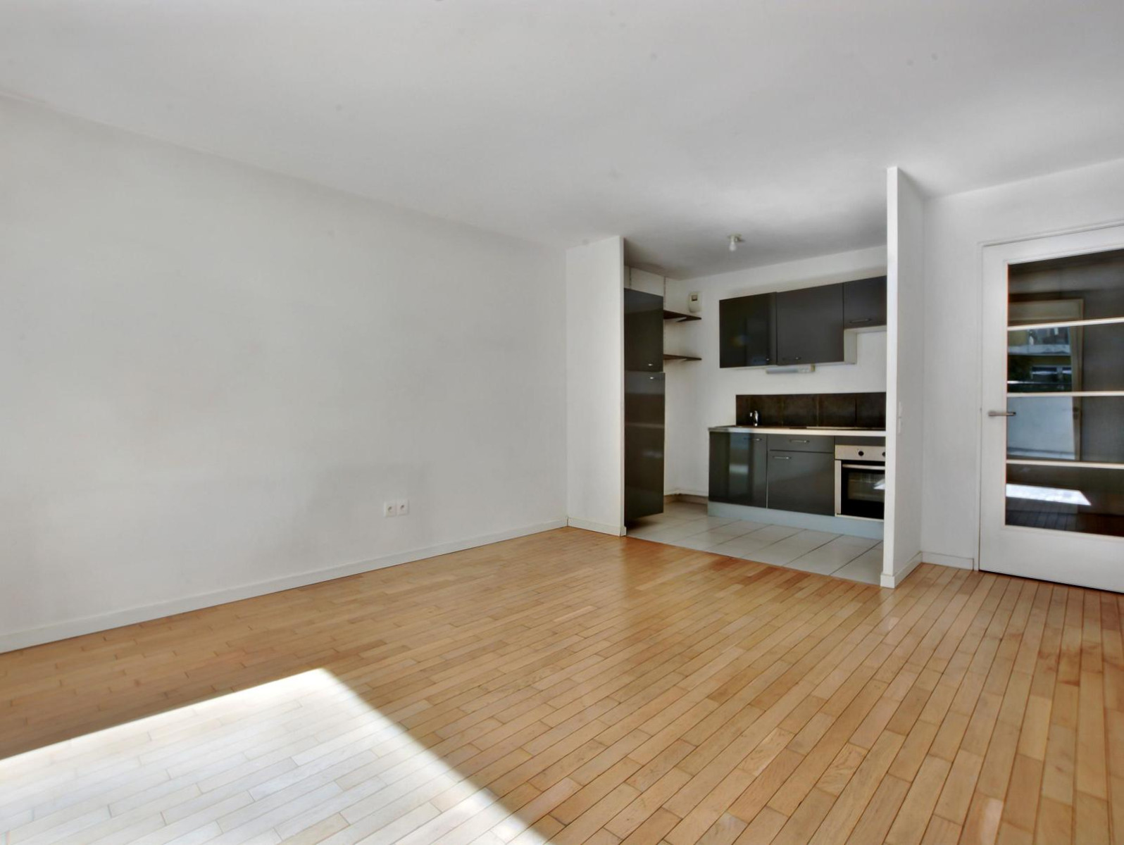 
                                                Location
                                                 Appartement 2 pièces avec place de parking