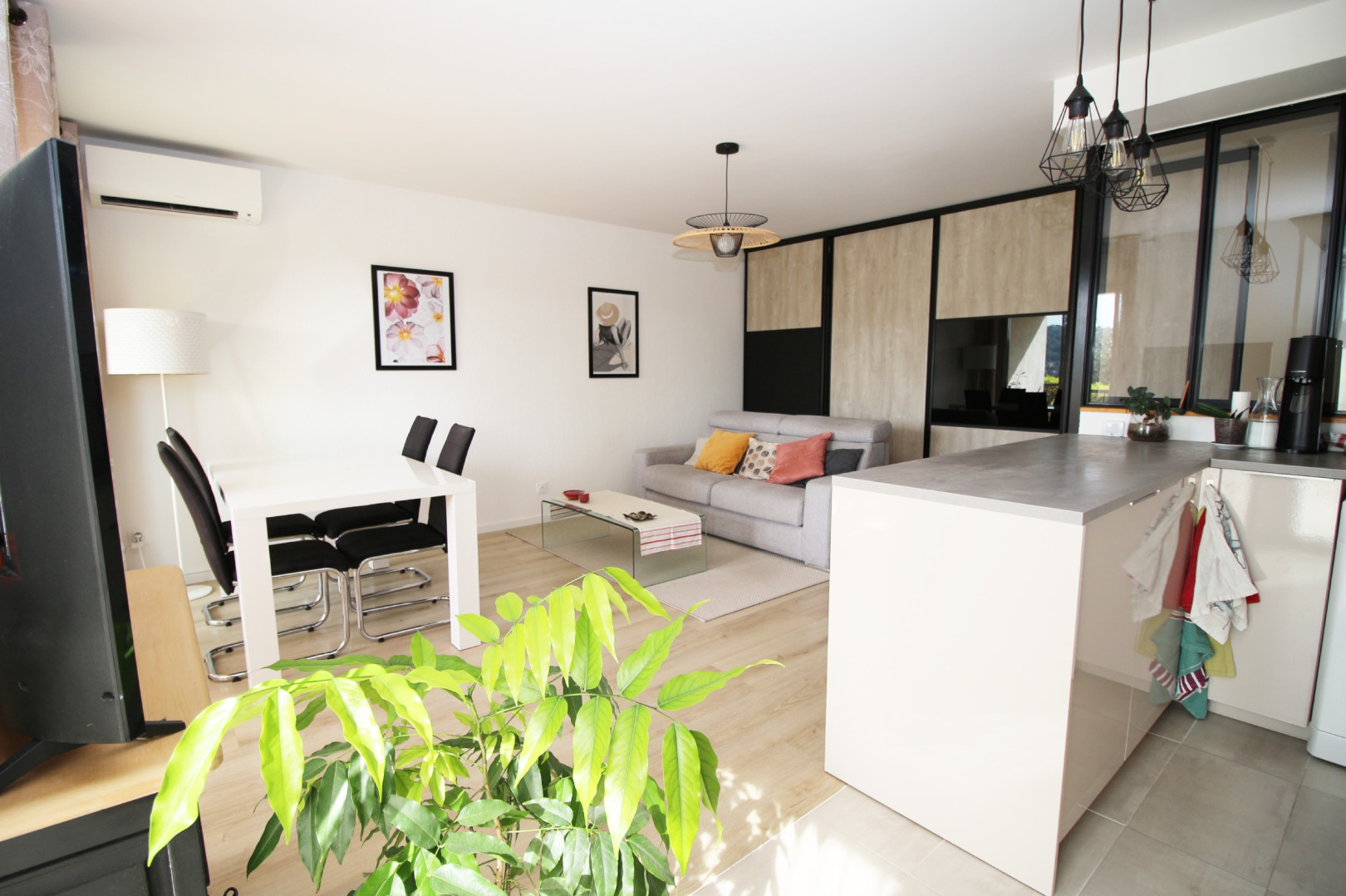 
                                                Vente
                                                 Appartement 2 pièces corniche fleurie terrasse piscine