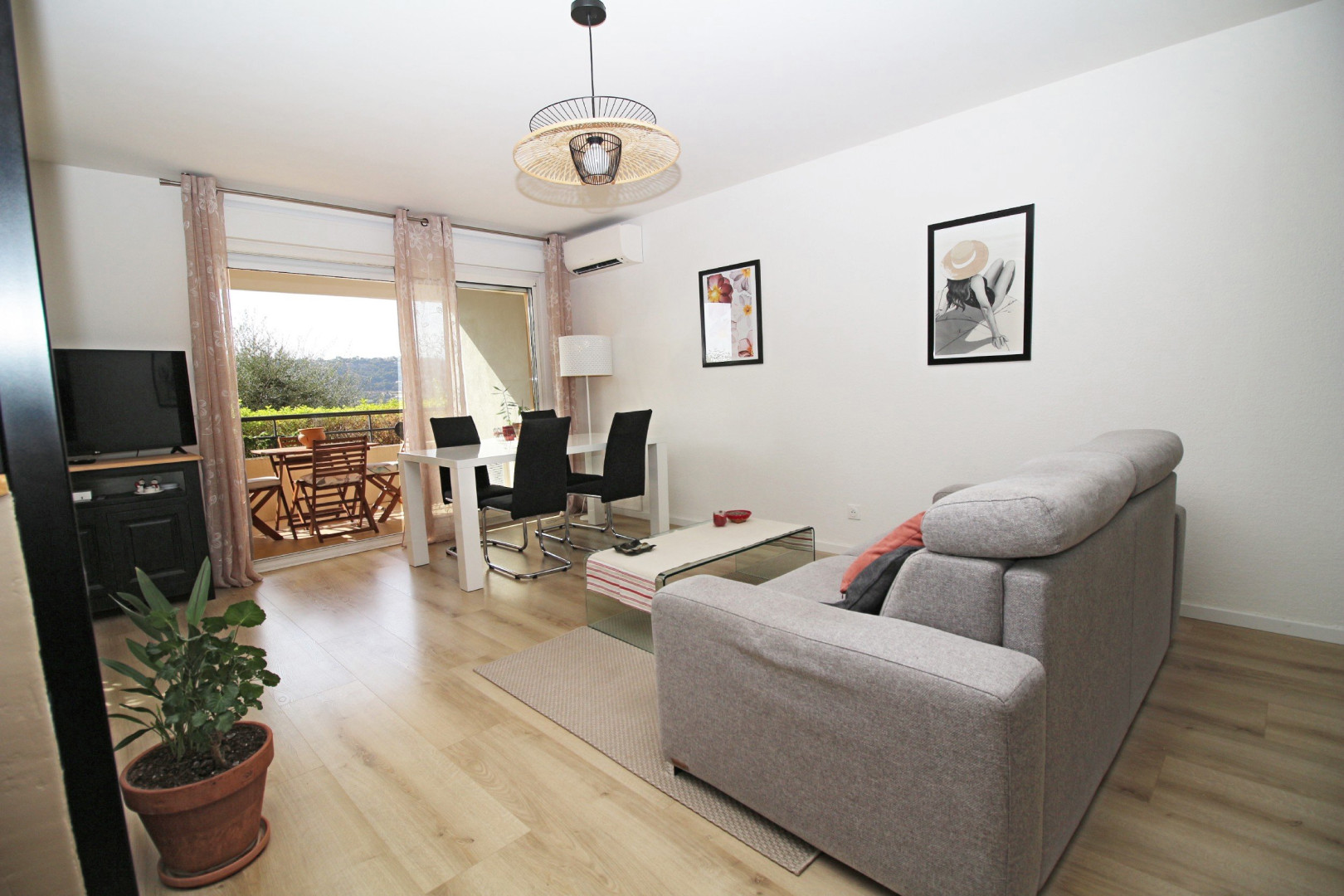 
                                                Vente
                                                 Appartement 2 pièces corniche fleurie terrasse piscine