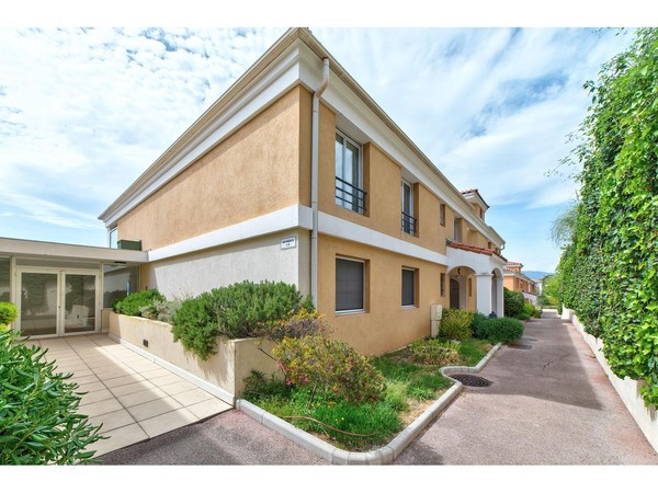
                                                Vente
                                                 Appartement 2 pièces corniche fleurie terrasse piscine