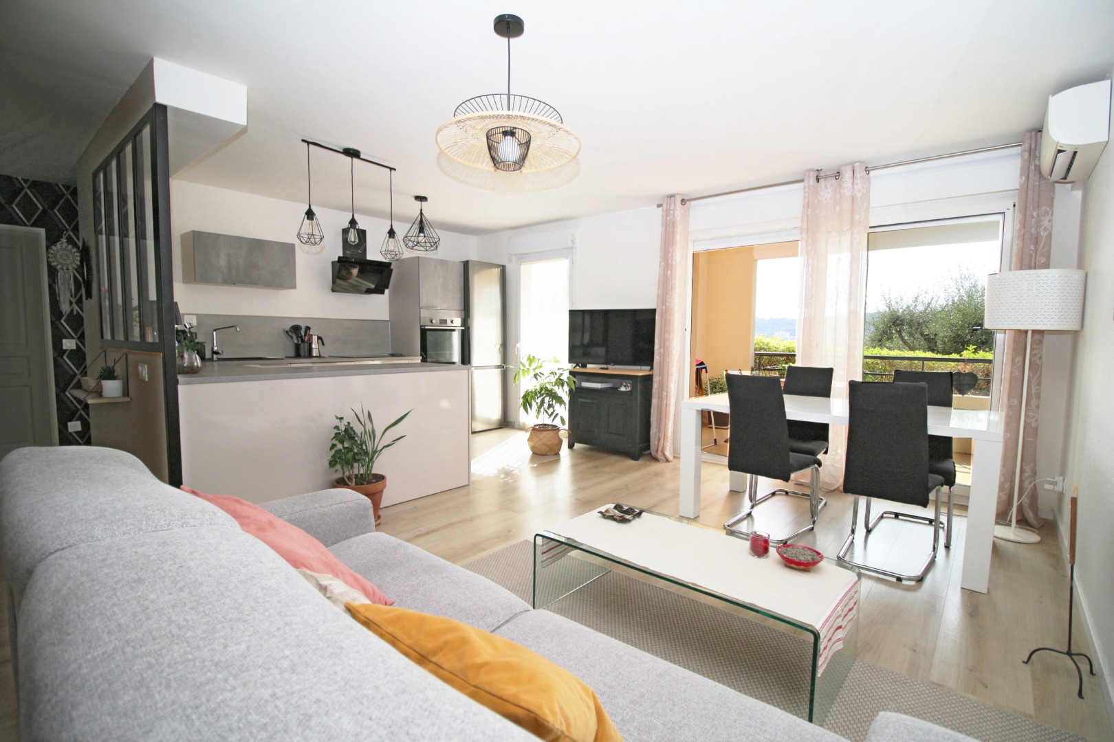
                                                Vente
                                                 Appartement 2 pièces corniche fleurie terrasse piscine