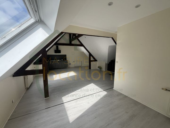 
                                                Location
                                                 Appartement 2 pièces dans un immeuble calme situé en HYPER-CENTRE de Saint-Quentin