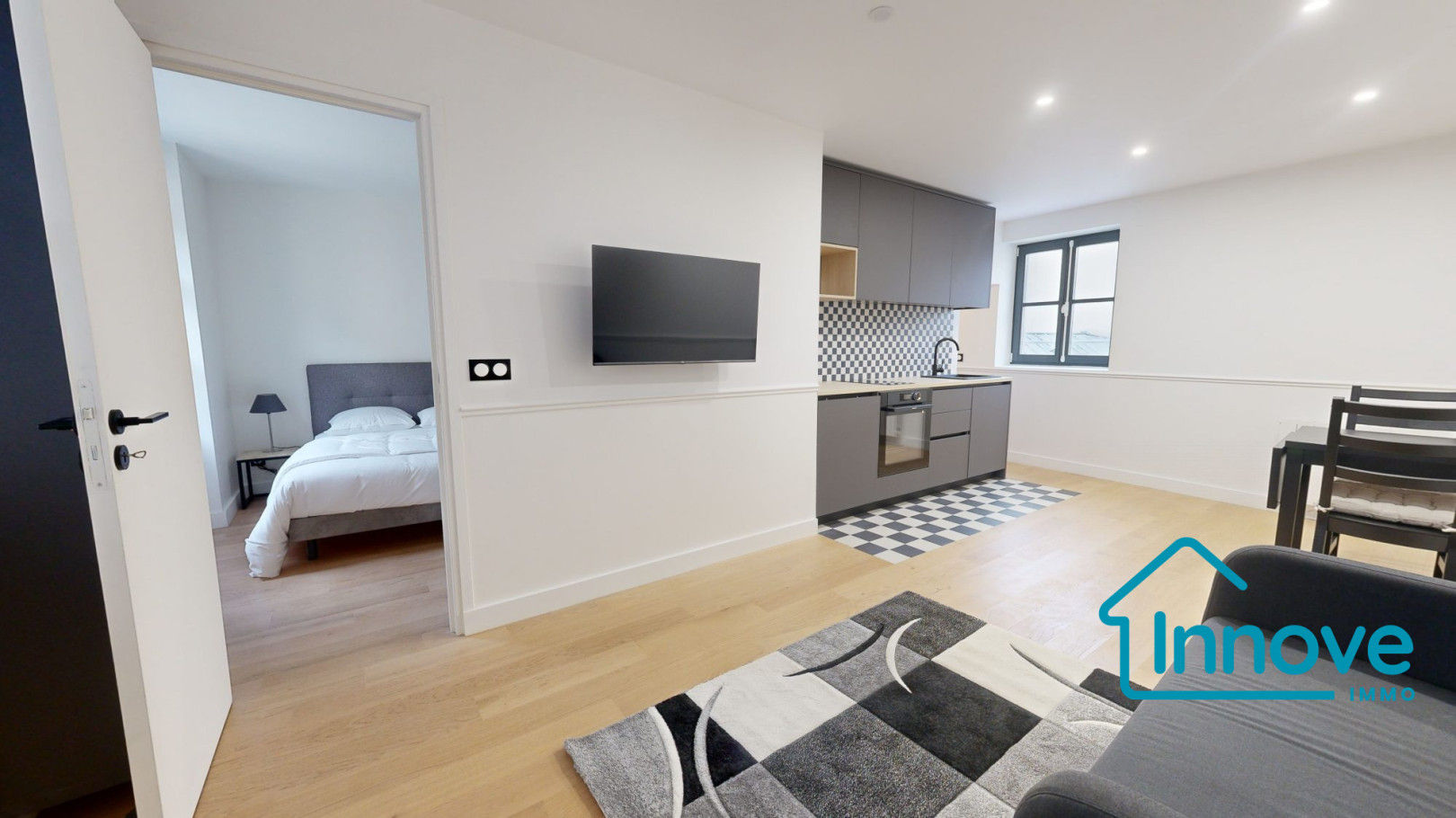 
                                                Location
                                                 Appartement 2 pièces, entièrement rénové - Marché Notre Dam