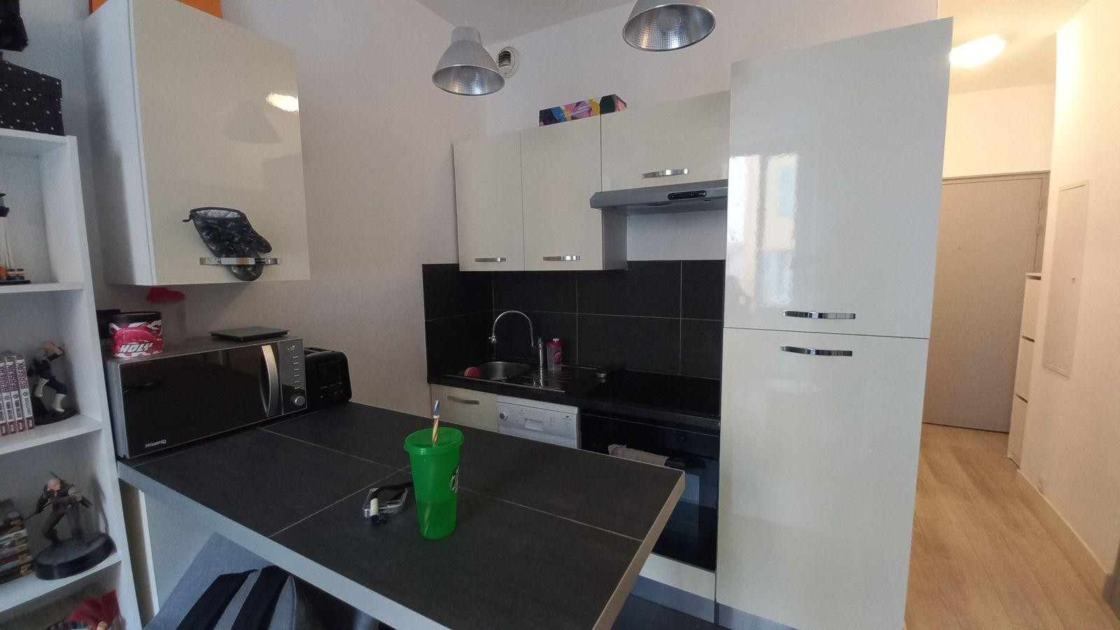 
                                                Location
                                                 Appartement 2 pièces, proche coulée verte.