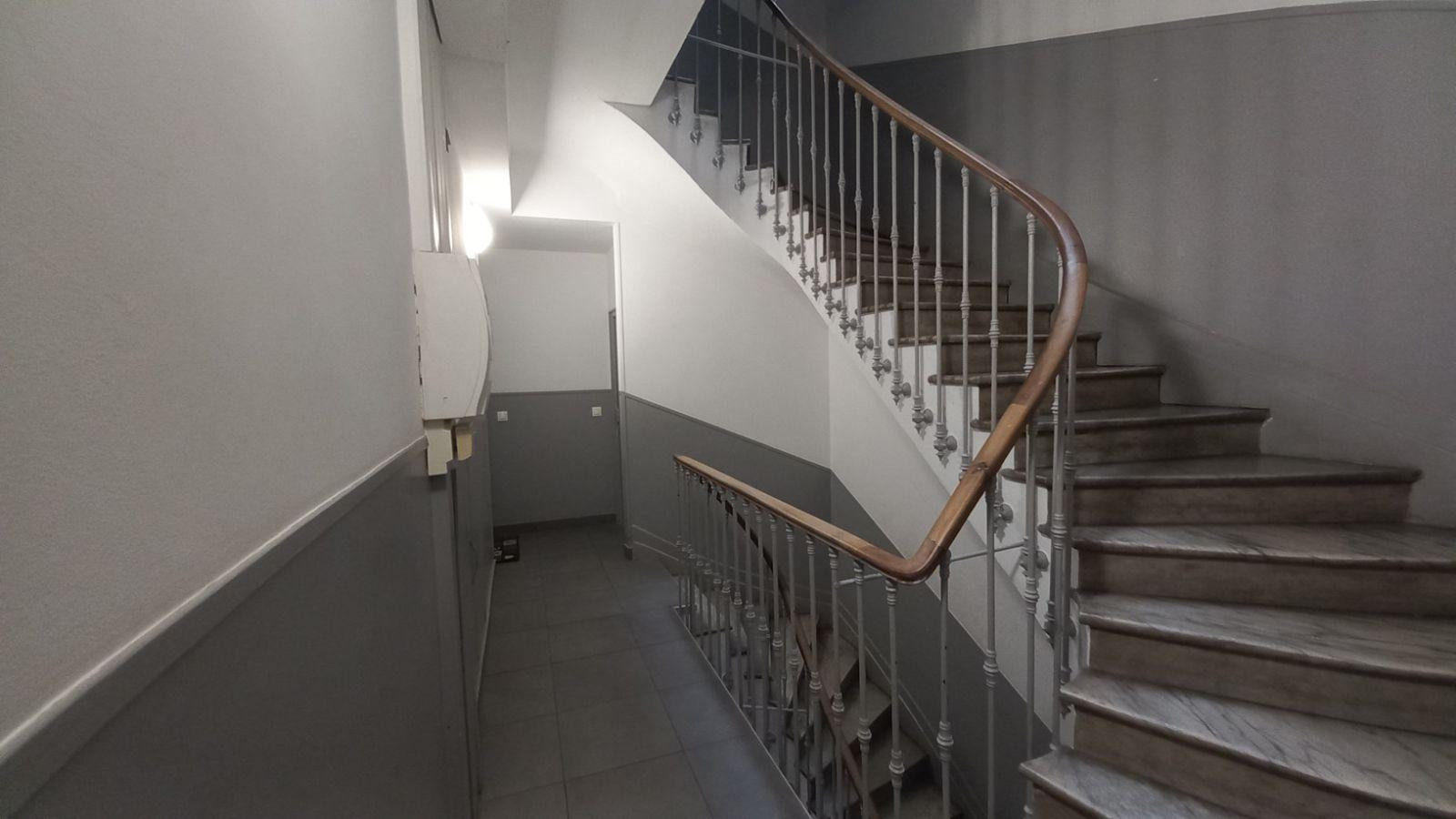
                                                Location
                                                 Appartement 2 pièces, proche coulée verte.