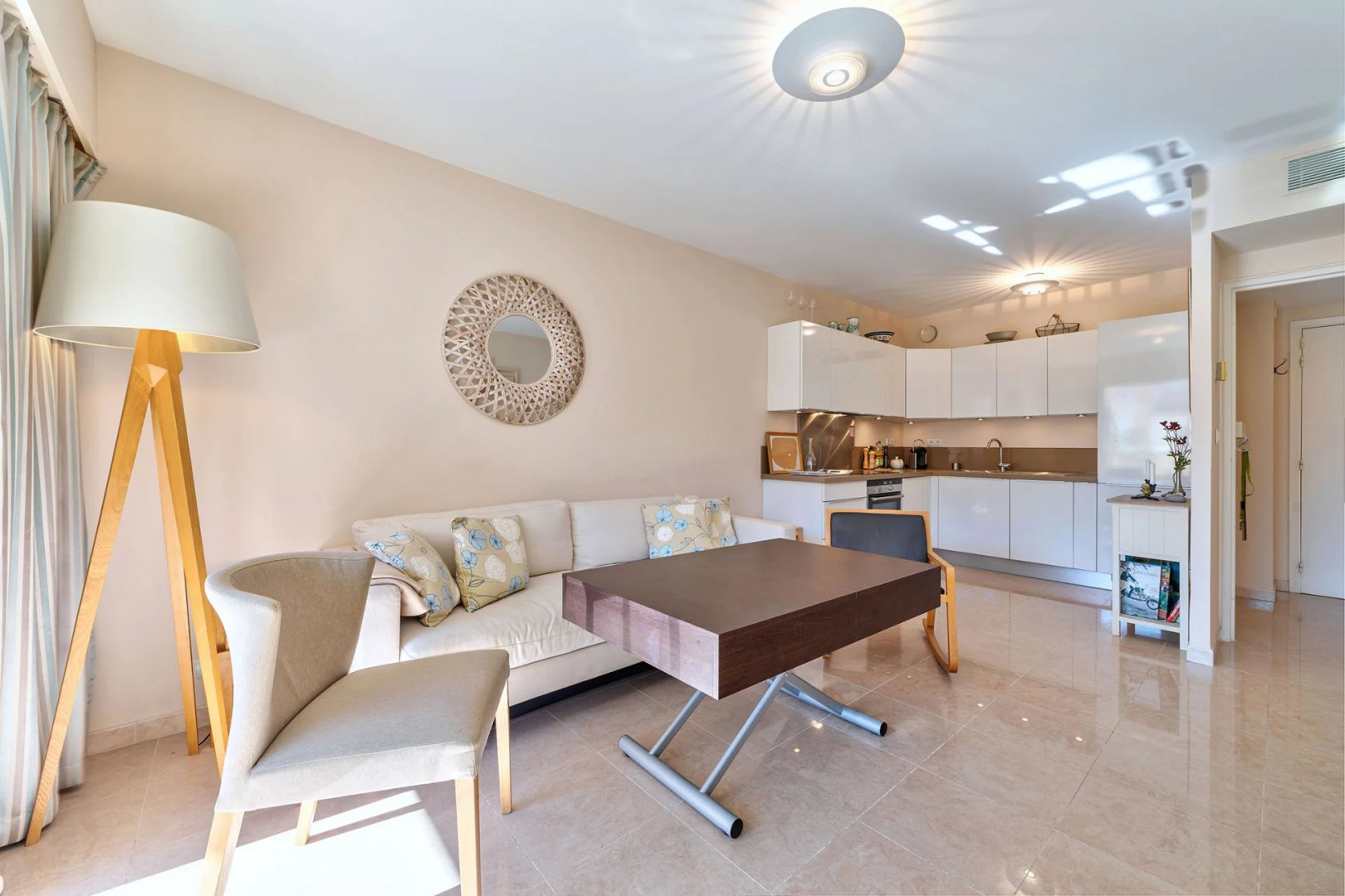 
                                                Vente
                                                 Appartement 2 pièces, résidence de luxe sur la Promenade à Nice