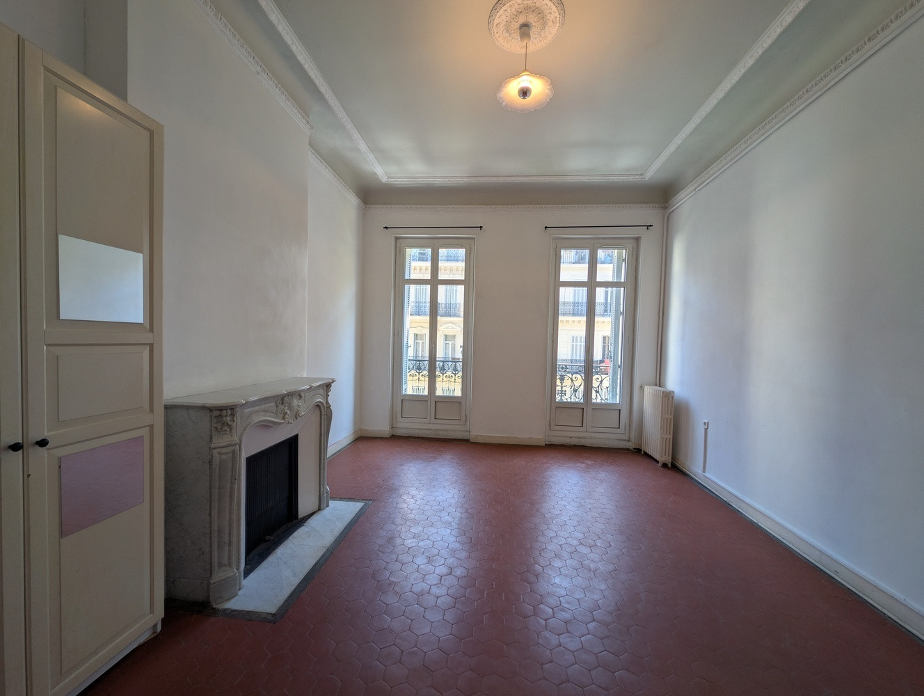 
                                                Location
                                                 Appartement 212m² - Cours Julien