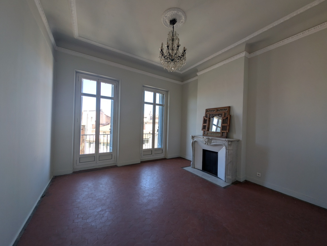 
                                                Location
                                                 Appartement 212m² - Cours Julien