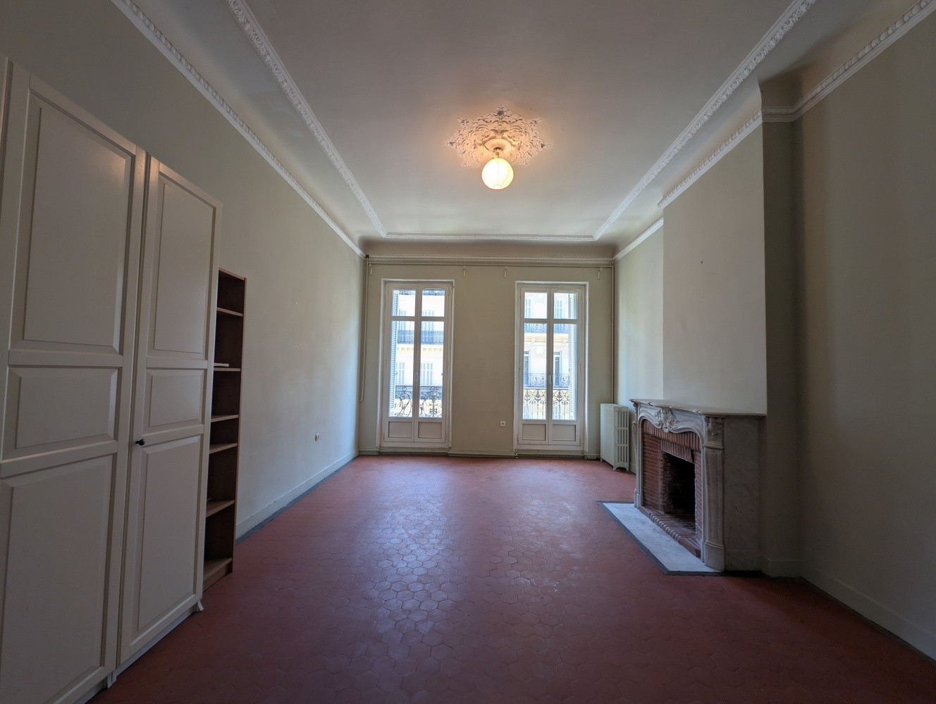 
                                                Location
                                                 Appartement 212m² - Cours Julien