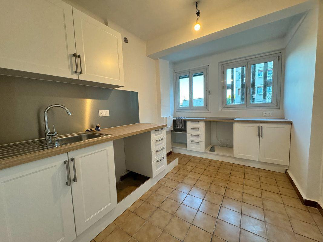 
                                                Location
                                                 Appartement 3/4 pièces refait à neuf meublé