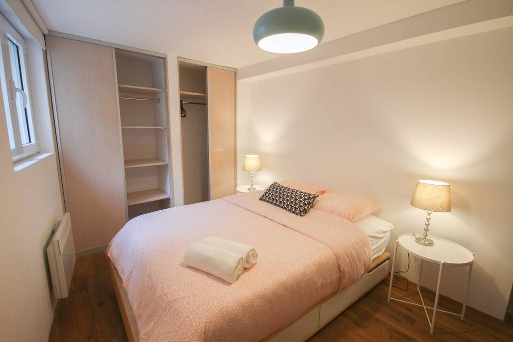 
                                                Location
                                                 Appartement 3 chambres - Opéra - grand place