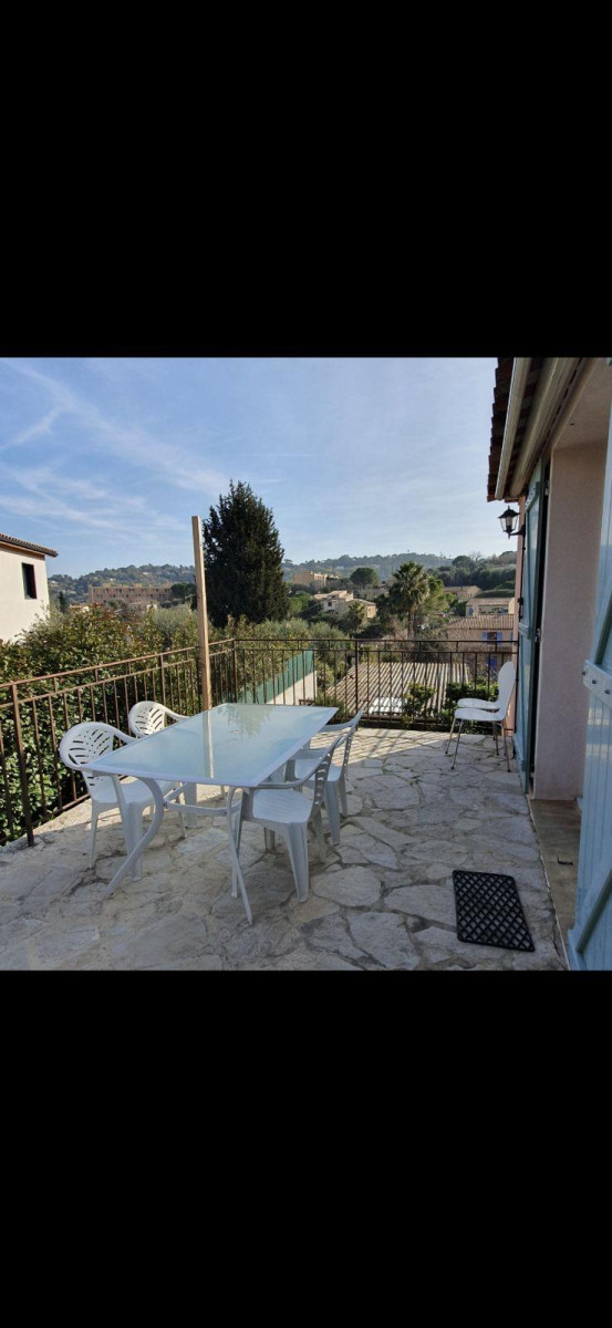 
                                                Location
                                                 Appartement 3 P dans de rez-de-chaussée en villa