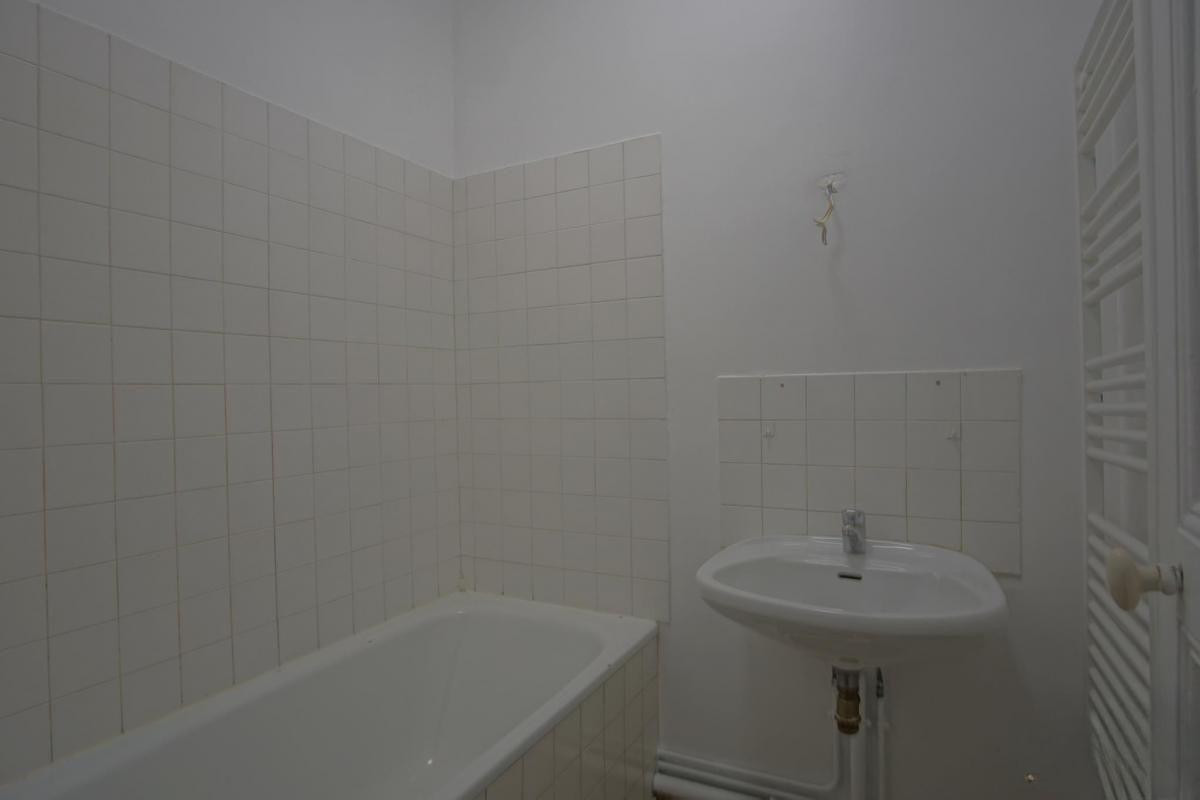 
                                                Location
                                                 Appartement 3 pièces 60 m2 avec balcon