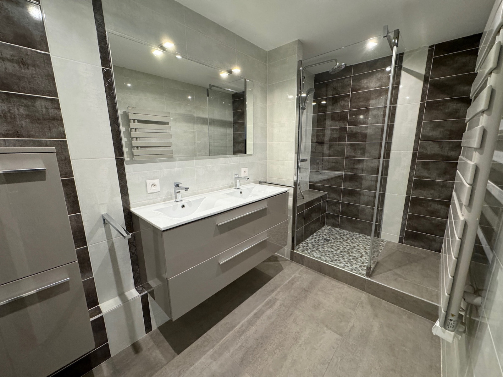 
                                                Vente
                                                 Appartement 3 pièces - 87m2 - Saint Genès