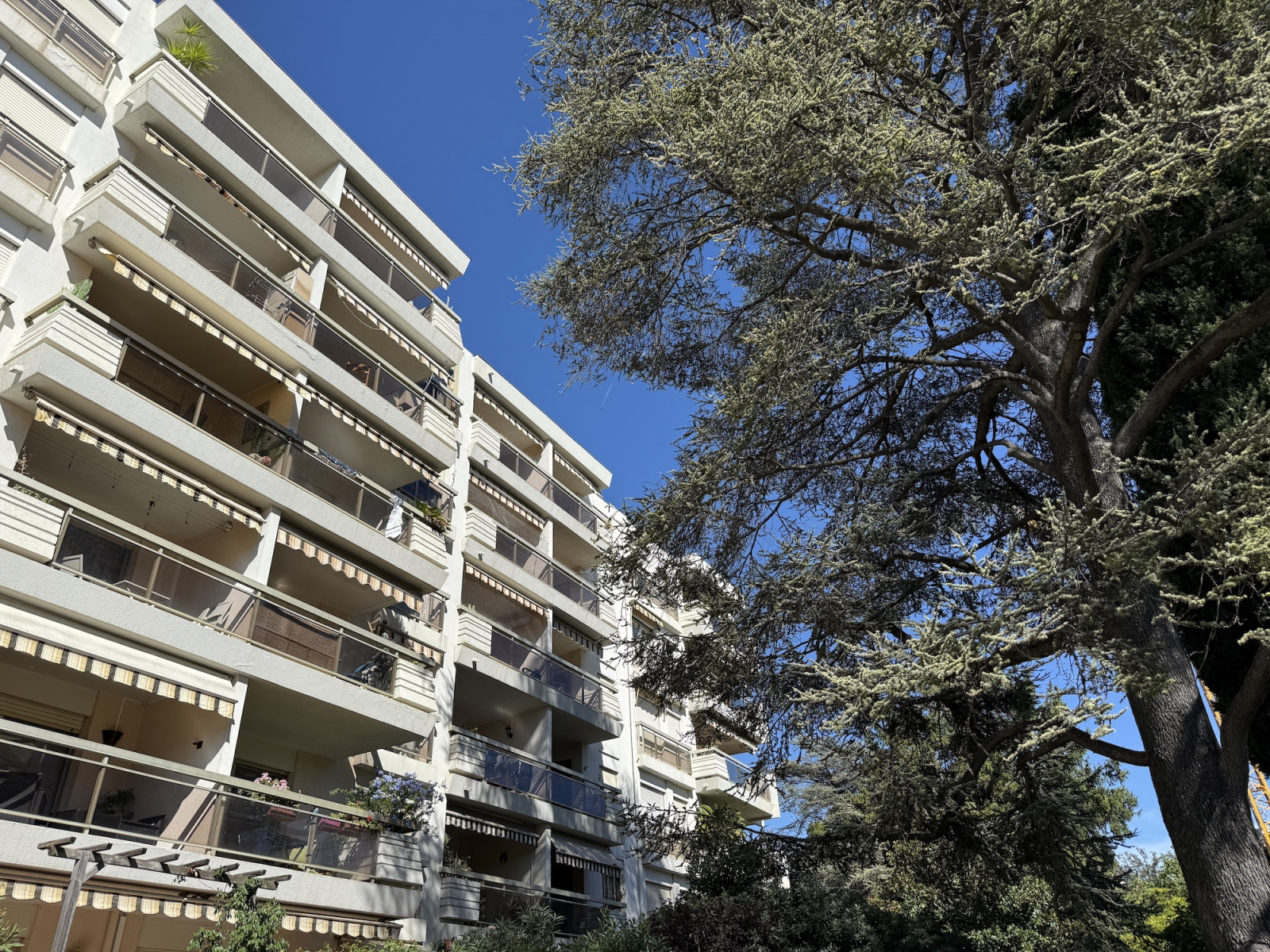
                                                Vente
                                                 Appartement 3 pièces à rénover – Terrasse, vue dégagée et garage – Nice Cimiez La Paloma