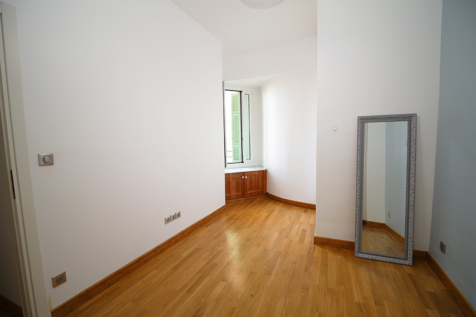 
                                                Vente
                                                 Appartement 3 pieces a vendre Nice Promenade des anglais au calme avec VUE MER