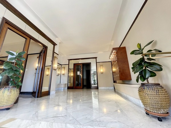 
                                                Vente
                                                 Appartement 3 pieces a vendre Nice Promenade des anglais au calme avec VUE MER