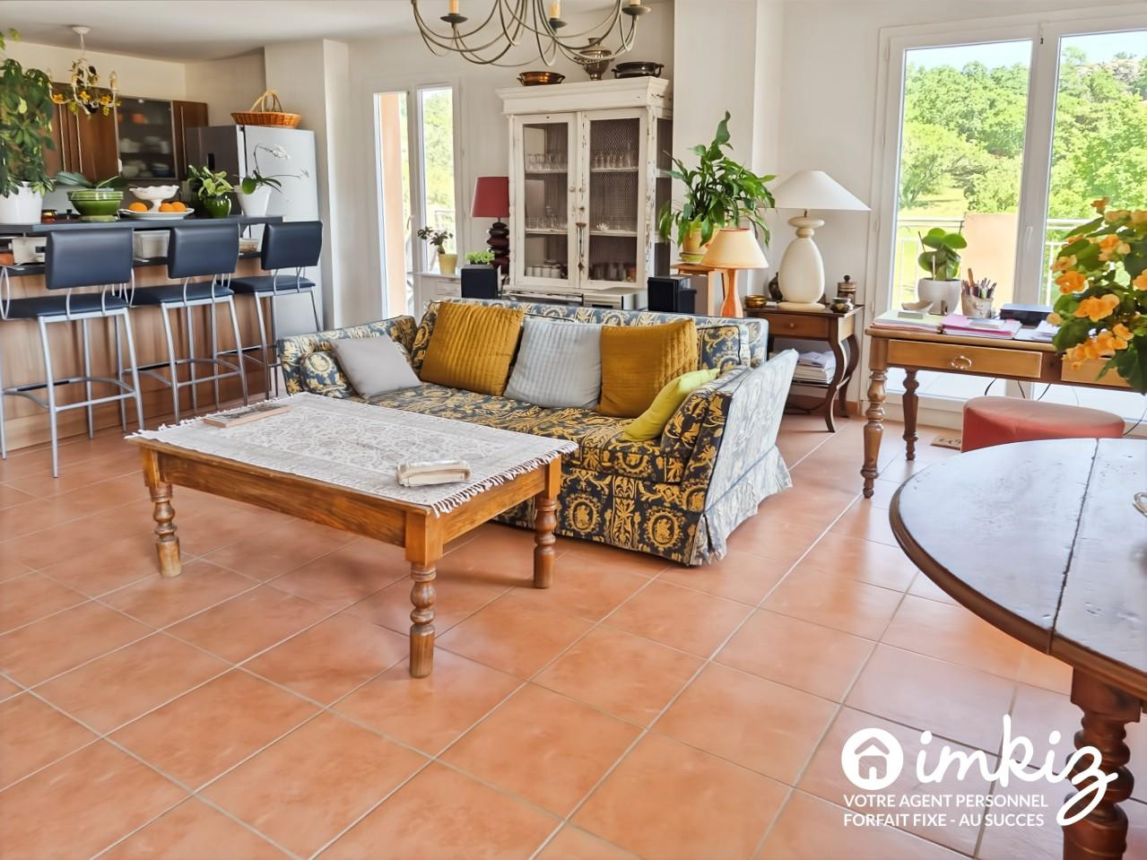 
                                                Vente
                                                 Appartement 3 pièces atypique. Toit-terrasse angle immeuble