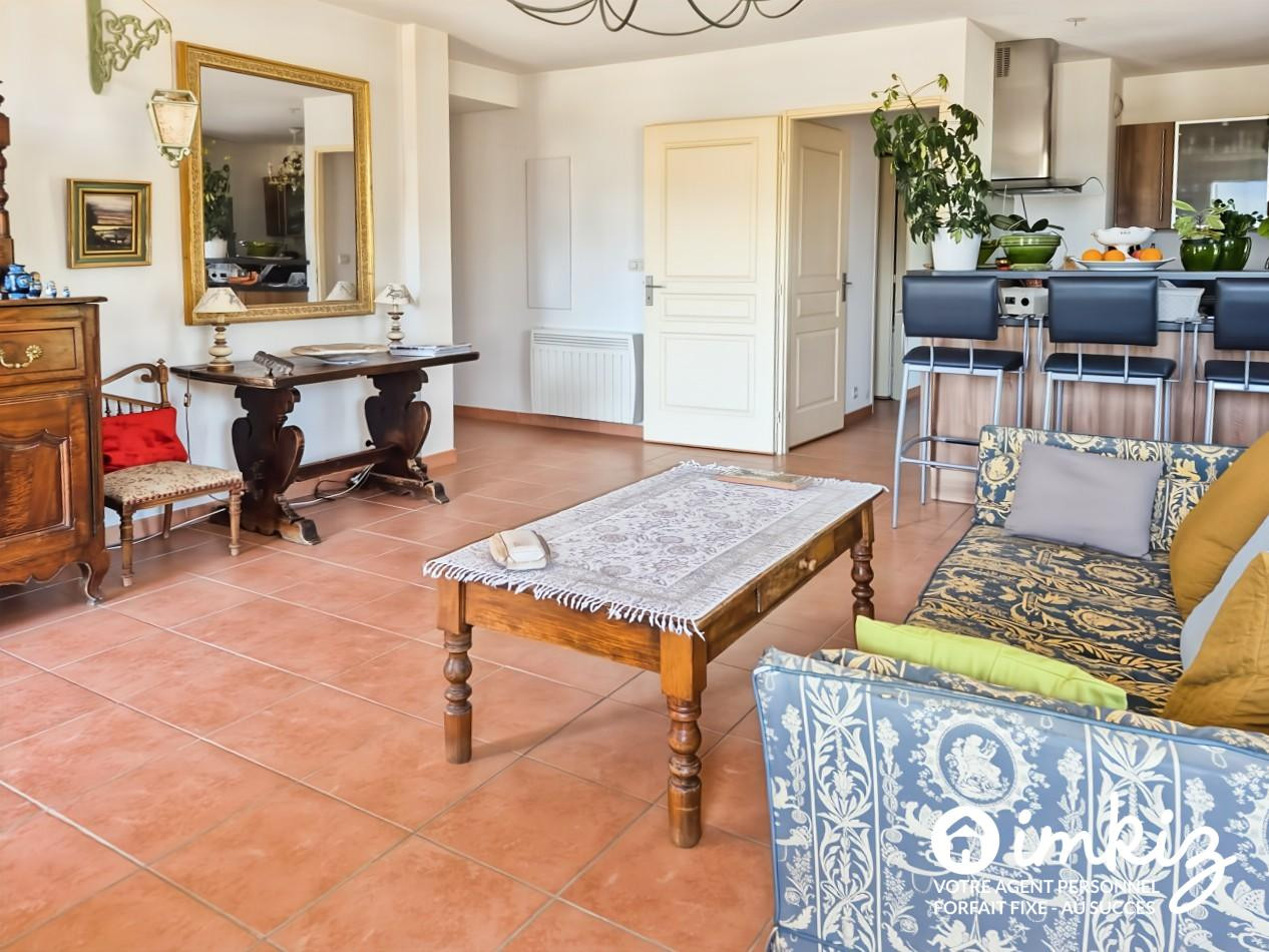 
                                                Vente
                                                 Appartement 3 pièces atypique. Toit-terrasse angle immeuble