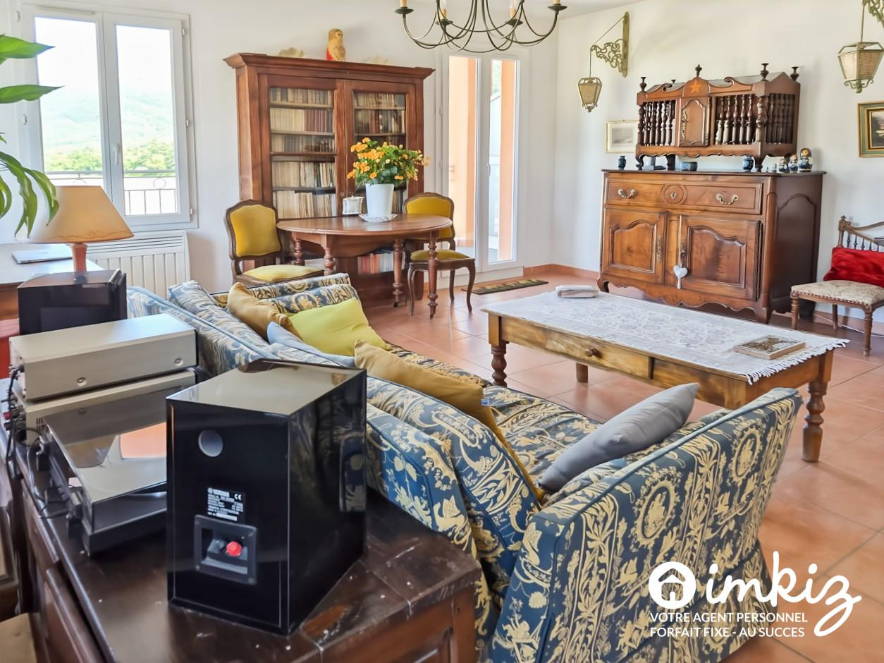 
                                                Vente
                                                 Appartement 3 pièces atypique. Toit-terrasse angle immeuble