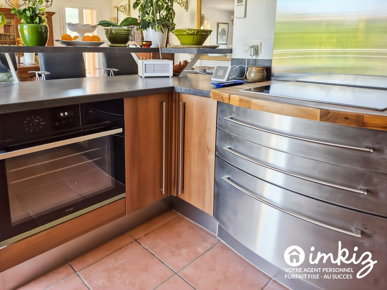 
                                                Vente
                                                 Appartement 3 pièces atypique. Toit-terrasse angle immeuble