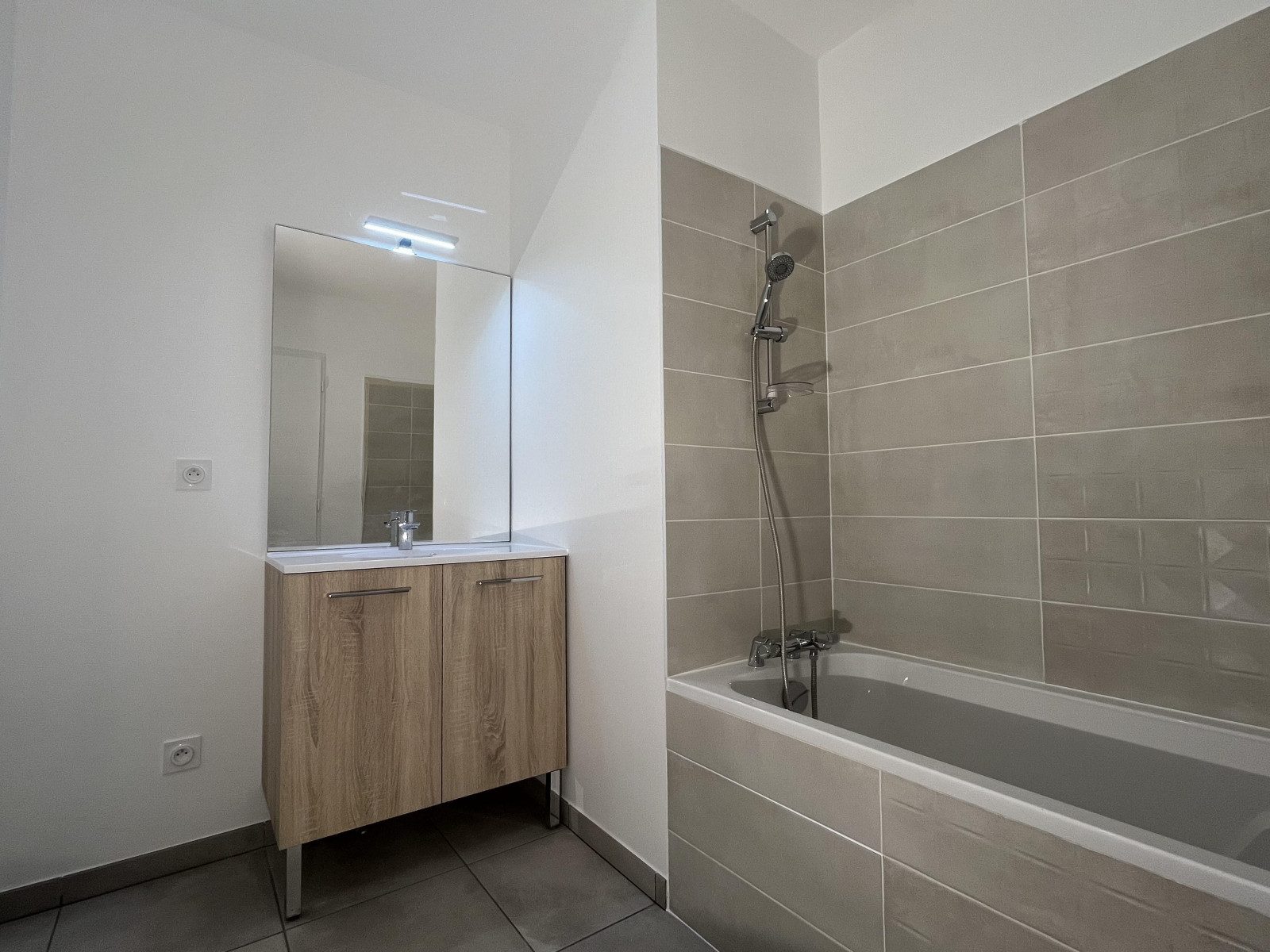 
                                                Vente
                                                 Appartement 3 pièces au calme et bien distribué