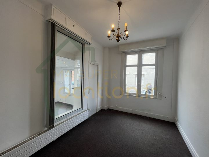 
                                                Location
                                                 Appartement 3 pièces au rez-de-chaussée en HYPER-CENTRE