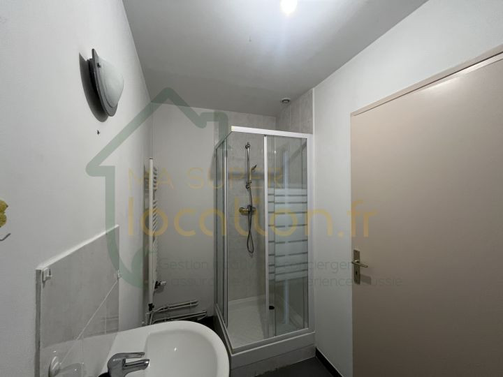 
                                                Location
                                                 Appartement 3 pièces au rez-de-chaussée en HYPER-CENTRE