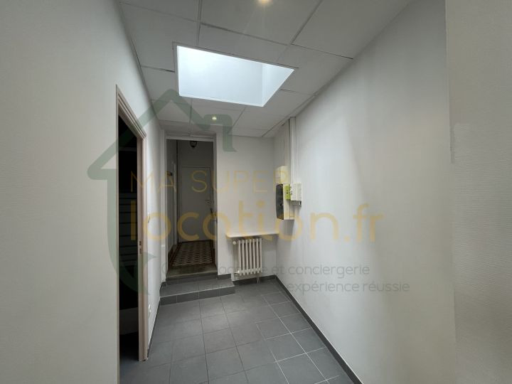 
                                                Location
                                                 Appartement 3 pièces au rez-de-chaussée en HYPER-CENTRE